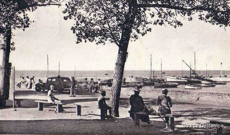 44 Piriac Promenade sur le Port 1933.jpg